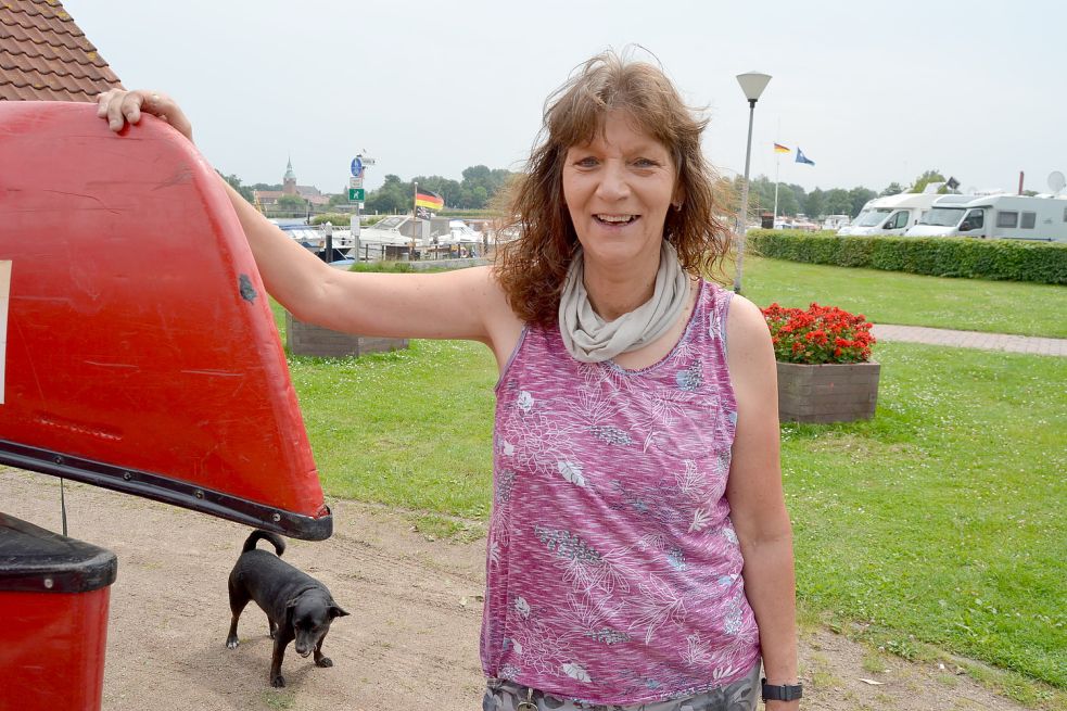 Monika Weerts ist in Barßel seit 21 Jahren Hafenmeisterin, sie betreut die beiden Wohnmobilstellplätze am Barßeler Hafen und in der Waldlichtung und leitet die Paddel- und Pedalstation dort. Foto: Fertig