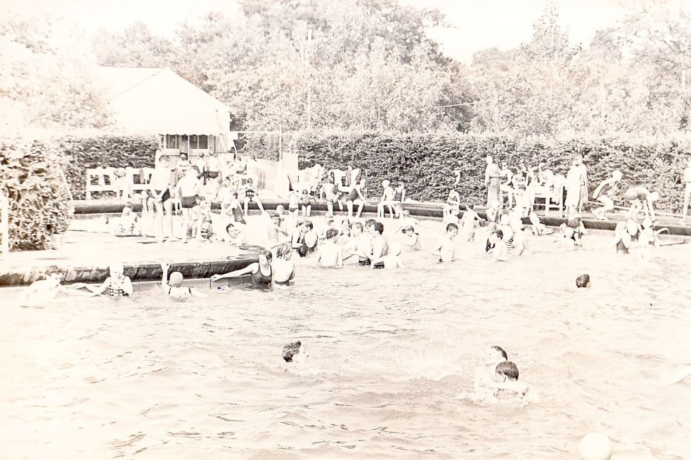 Das Freibad war im Sommer – das Bild stammt aus dem Jahr 1966 – bei warmen Temperaturen gut besucht. Fotos: Archiv