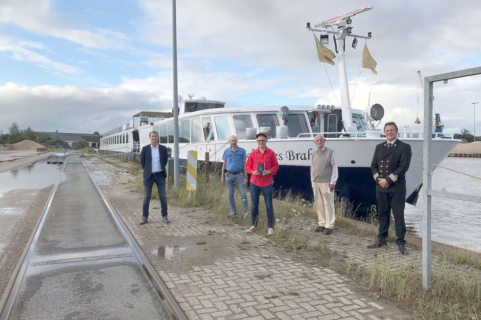 Fertig zum Ablegen: Touristikmanager Dennis Hillmer (von links), Gitarrist Reemt Neemann, Schriftsteller Jan Brandt, Mundharmonika-Spieler Anton-Erich Brandt und Kapitän Ramino Romeijnders. Foto: privat
