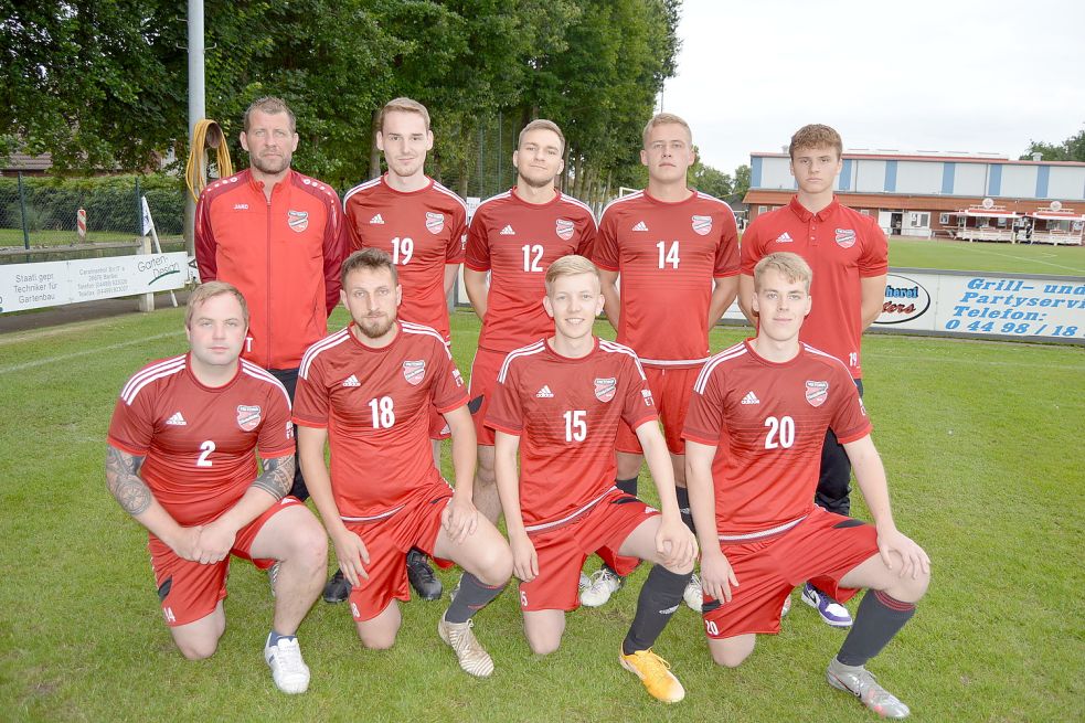 Mit zahlreichen Neuzugängen will Viktoria Elisabethfehn im oberen Tabellendrittel der 1. Kreisklasse mitspielen. Das Foto zeigt (hinten, von links) Trainer Stephan Borchardt, Tjorven Grawunder, Alexander Wennemann, Niclas Kruse, Thilo Harms sowie (vorne, von links) Dennis Willms, Alexander Rupp, Ole Schulte und Fynn-Luca Hollander. Foto: Weers
