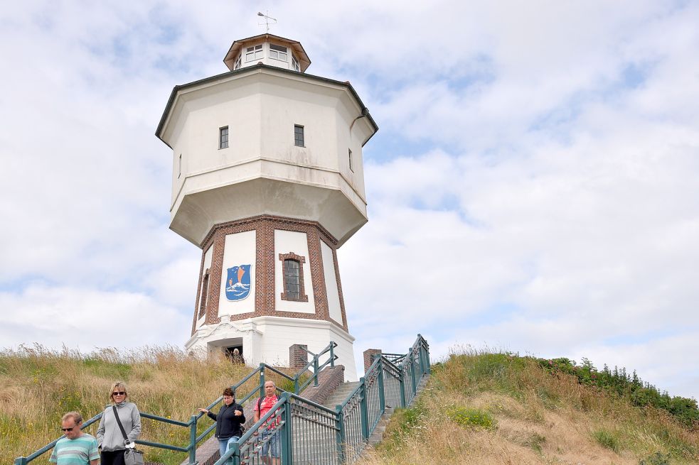 Der Langeooger Wasserturm ist 18 Meter hoch, die Düne weitere 15 Meter. Foto: Ullrich