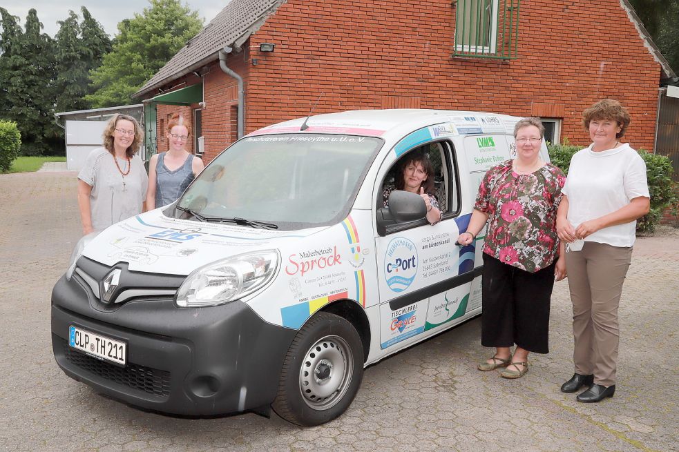 Freuen sich über ein Auto für das Tierheim (von links): Isabell Gröger, Susanne Beckemeier, Monika Böker, Bianca Reins und Dr. Veronika Tholen. Foto: Passmann