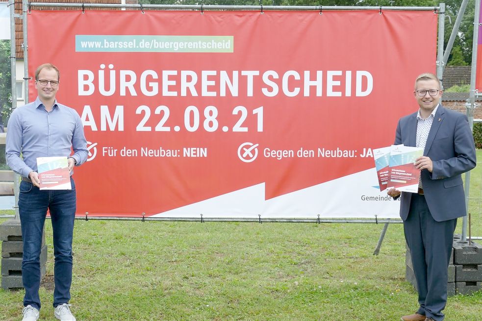 Informationen auf allen Kanälen: Nils Anhuth (rechts) und Markus Wiechmann werben für die Teilnahme am Bürgerentscheid am 22. August. Foto: Stix