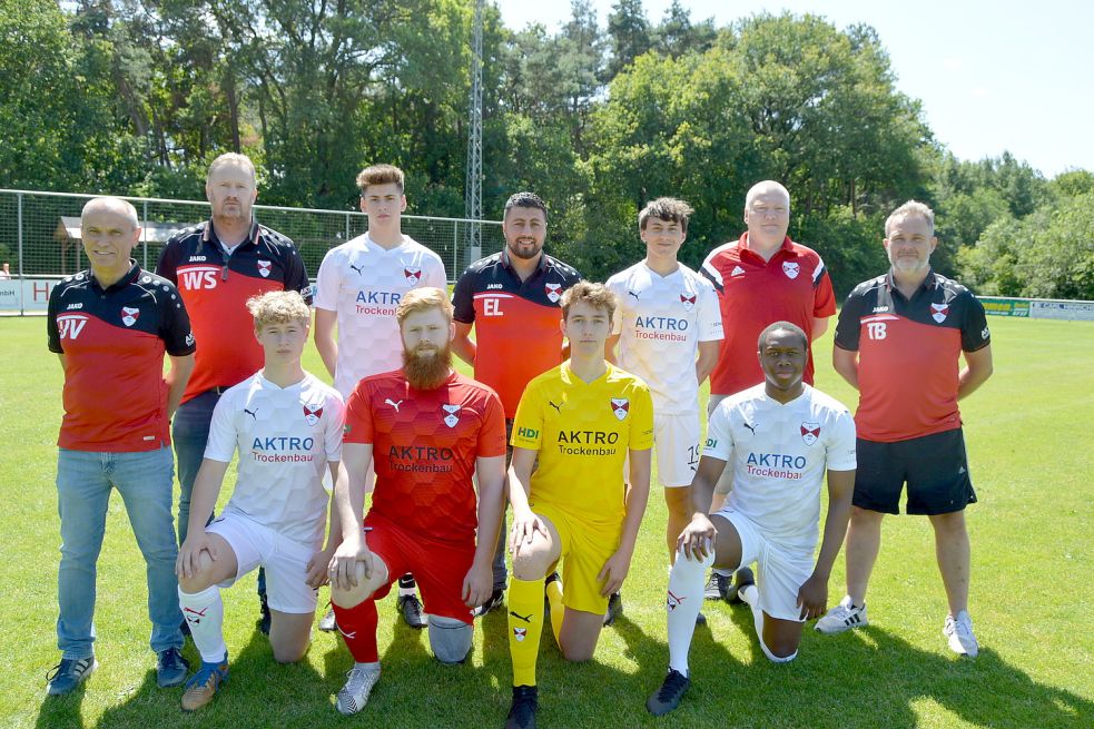Mit dem Einbau zahlreicher Nachwuchsspieler in den bestehenden Kader will der SV Harkebrügge der guten Jugendarbeit Rechnung tragen. Das Foto zeigt (stehend, von links): Trainer Uwe Villwock, Team-Manager Werner Schulte, Dariusz Fabisiak, Eriel Lokmann (Torwarttrainer), Alexei Mititetlu, Betreuer Matthias Beelmann, Thomas Basler (Physiotherapeut) sowie (knieend, von links) Rasmus Wienken, Daniel Pigge, Jan Witten und Assemian Joseph Oliver Ahua. Foto: Weers