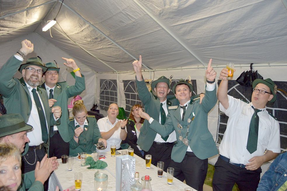 Ausgelassen feierten die Schützen zuletzt 2019 im Festzelt in Glansdorf. Foto: Archiv