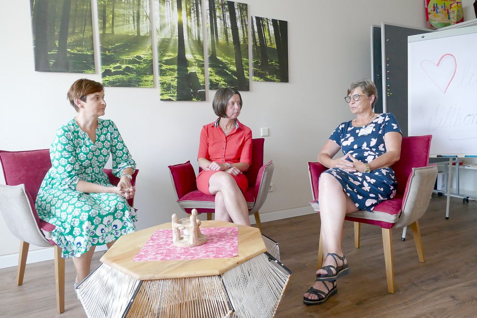 Im Gespräch: Hospiz-Koordinatorin Marlies Steenken (rechts) spricht mit den Hospizbegleiterinnen Anke Roter-Klinker (links) und Hildegard Reiners über ihre Arbeit mit Sterbenden und Trauernden. Foto: Stix