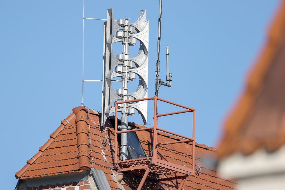 Mit dieser Sirenenanlage auf einem Feuerwehr-Dach können auch Durchsagen gemacht werden. Foto: Woitas/dpa