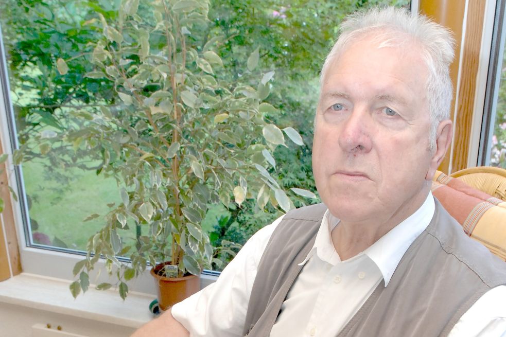 Helmut Roß, Kommunalpolitiker aus der Krummhörn, engagiert sich seit den 1990er-Jahren für Sirenen. Foto: Ellinger