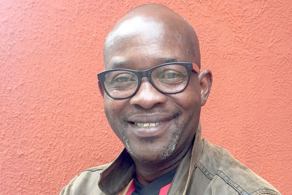Alain Christel Massala aus Leer floh vor 21 Jahren aus dem Kongo. Seit 2013 hat er die deutsche Staatsangehörigkeit. Foto: Schneider-Berents