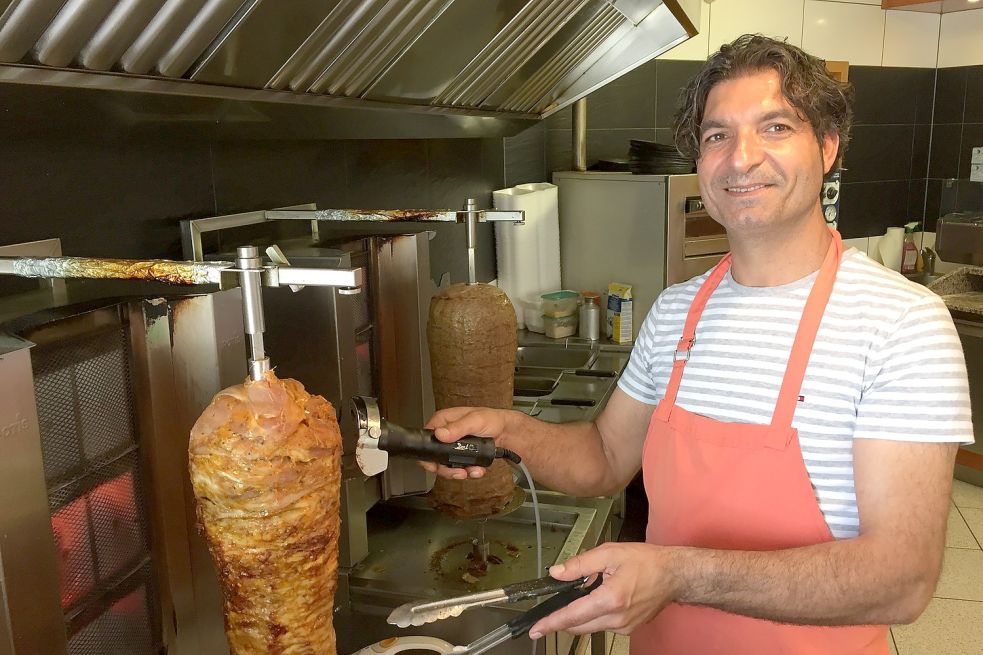 Metin Babac stammt aus Kurdistan. Seit vielen Jahren lebt er in Leer, wo er eine Pizzeria hat. Auch er hat er einen deutschen Pass. Foto: Schneider-Berents