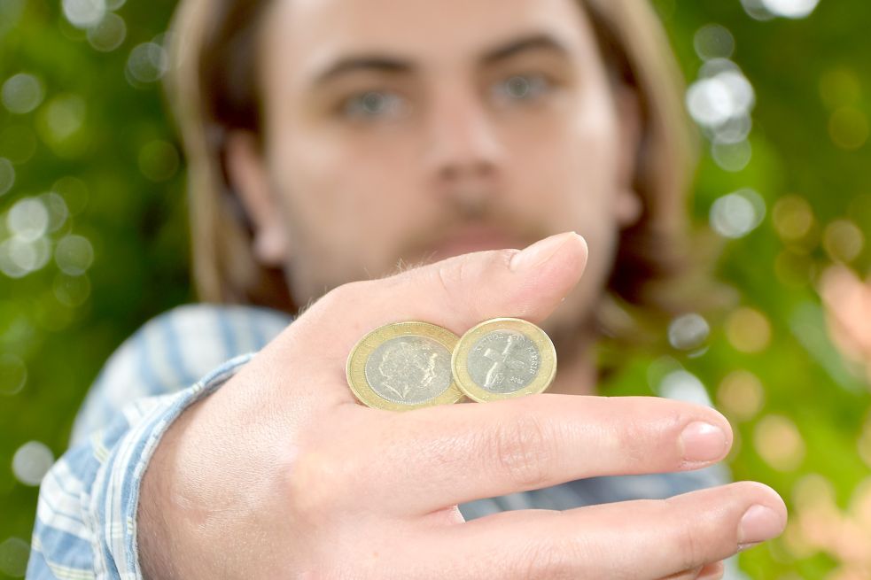 Hätten Sie es gemerkt? Die linke Münze ist ein britisches 2-Pfund-Stück, die linke eine Euro-Münze. Foto: Kluth