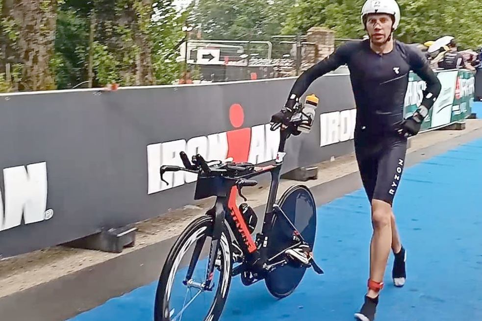 Matthias Heinken in der Wechselzone. Für die 180-Kilometer-Radstrecke benötigte er 4:49:12 Stunden. Foto: Privat