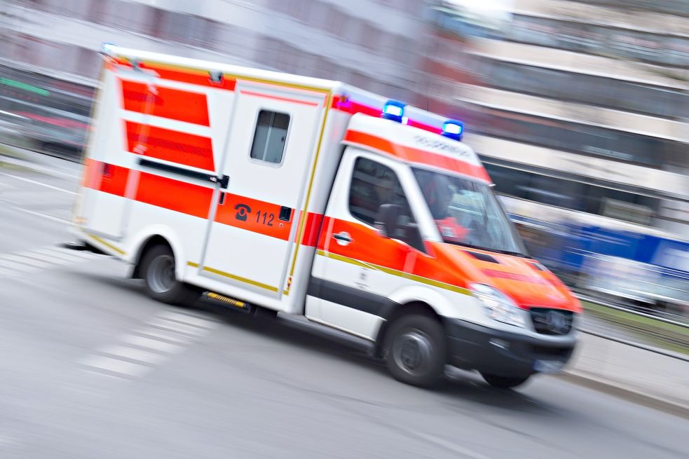 Ein Rettungswagen im Einsatz. Foto: Armer/dpa