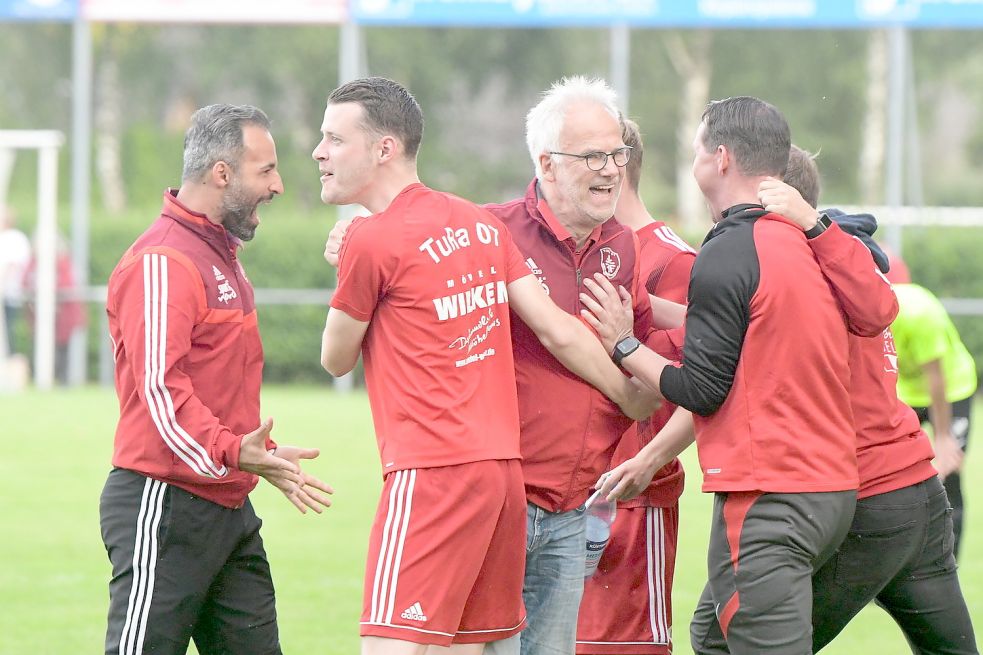 TuRa-Trainer Erha Colak (links) und sein Team genossen den Saisonauftakt in vollen Zügen. Foto: Damm