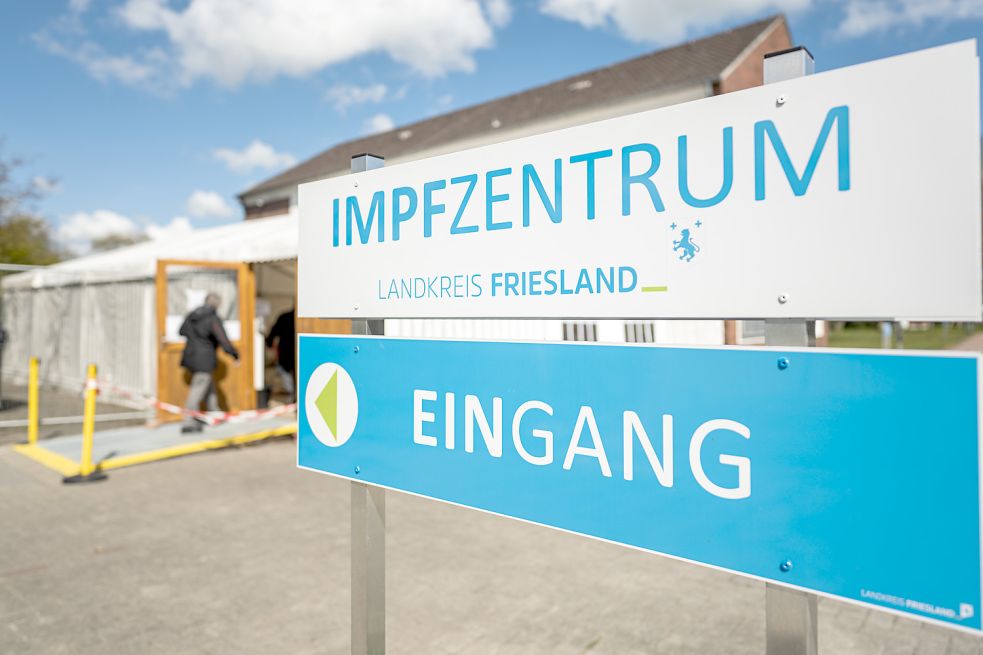 Das Friesländer Impfzentrum ist wieder in den Schlagzeilen: 8557 Personen sollen sicherheitshalber nochmal gespritzt werden. Foto: Assanimoghaddam/dpa