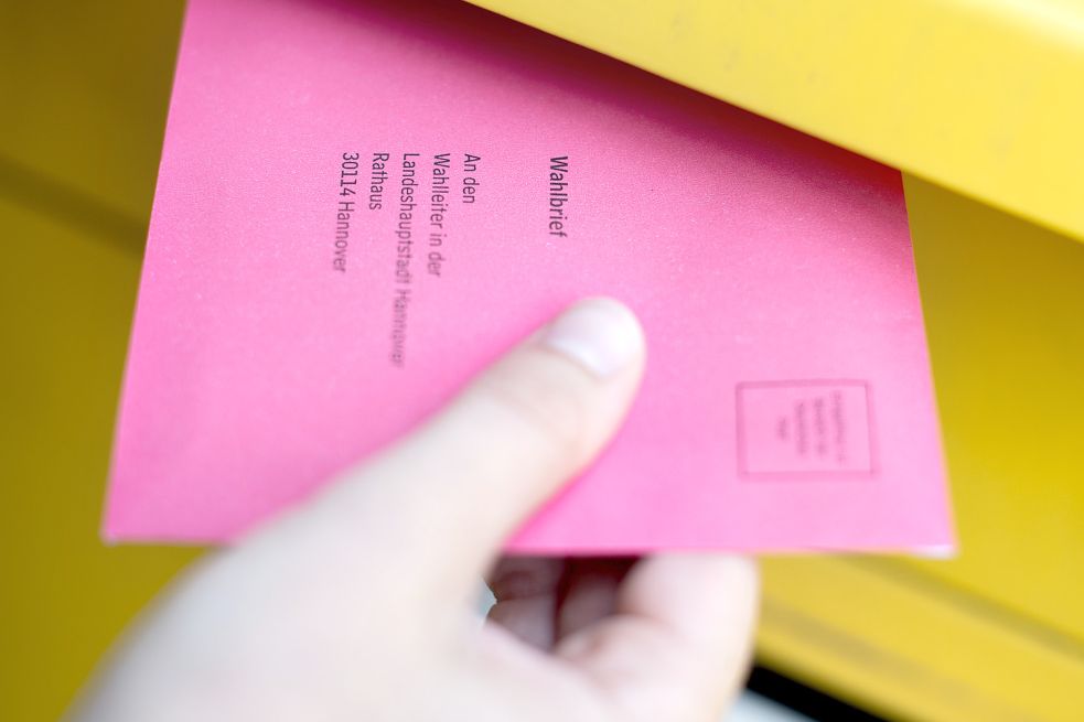 Wer bei der Kommunalwahl per Brief wählen möchte, der sollte die gesamten Unterlagen rechtzeitig ins Rathaus der Kommune schicken. Foto: Dittrich/DPA