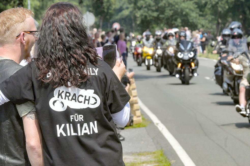 Kilians Vater Lars (links) war von der Sternfahrt für seinen Sohn überwältigt. Foto: Ortgies