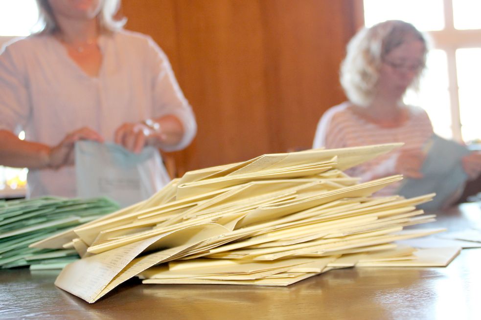 Nach den Wahlen werden die Stimmen gezählt, dabei werden die ungültigen Wahlscheine aussortiert. Foto: Archiv
