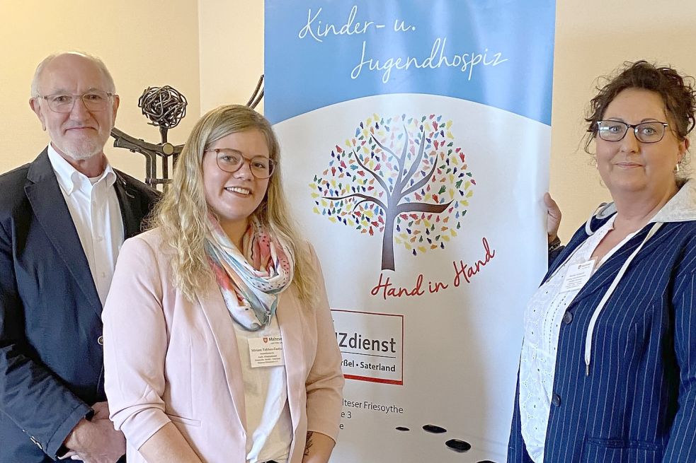 Neu im Team: Der Stadtbeauftragte Gerd Dumstorff und Marlen Schmidt, die leitende Koordinatorin (rechts), begrüßen Miriam Tebben-Fastje. Foto: Wimberg