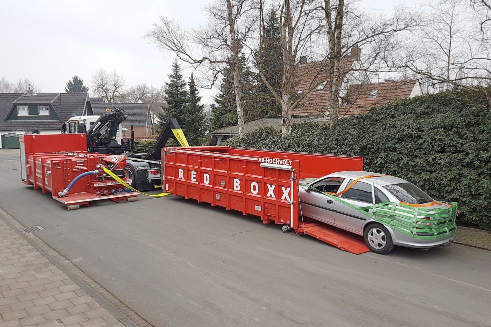 Brennt der Akku eines E-Autos, können solche Spezialcontainer zum Herunterkühlen eingesetzt werden. Foto: Ellermann Eurocon