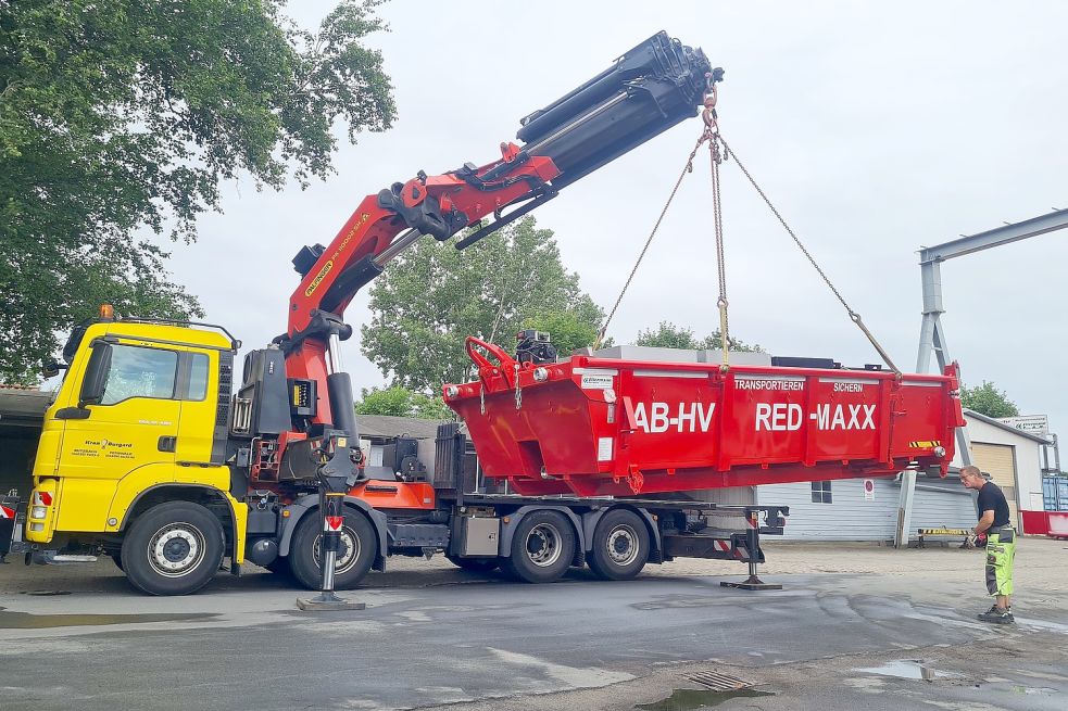 Mit dem Kranwagen werden die Spezialcontainer zum Herunterkühlen angeliefert. Foto: Ellermann Eurocon