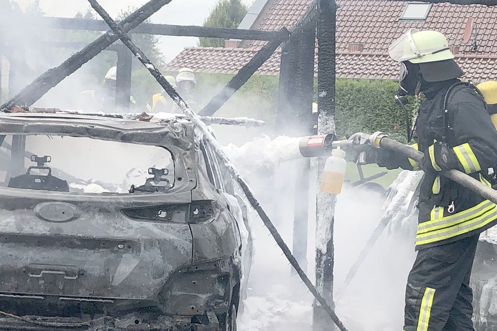 Zwei Autos wurden jüngst bei dem Brand in Rhaudermoor komplett zerstört, die Gebäude schwer beschädigt. Foto: Radtke