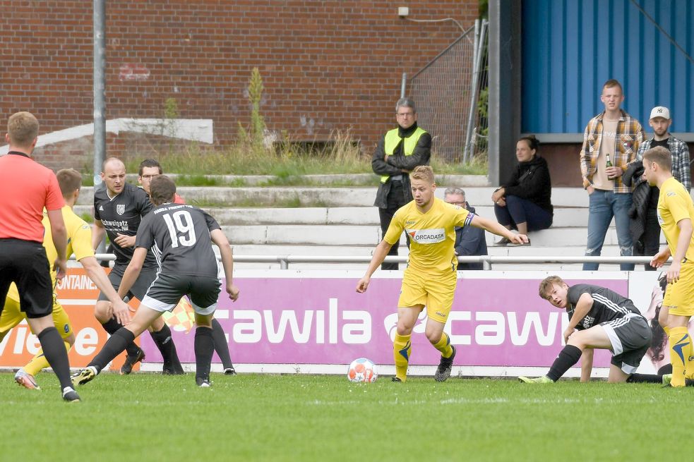 Lukas Koets (am Ball) und Germania Leer treten am Sonntag in Bevern an. Foto: Lohmann