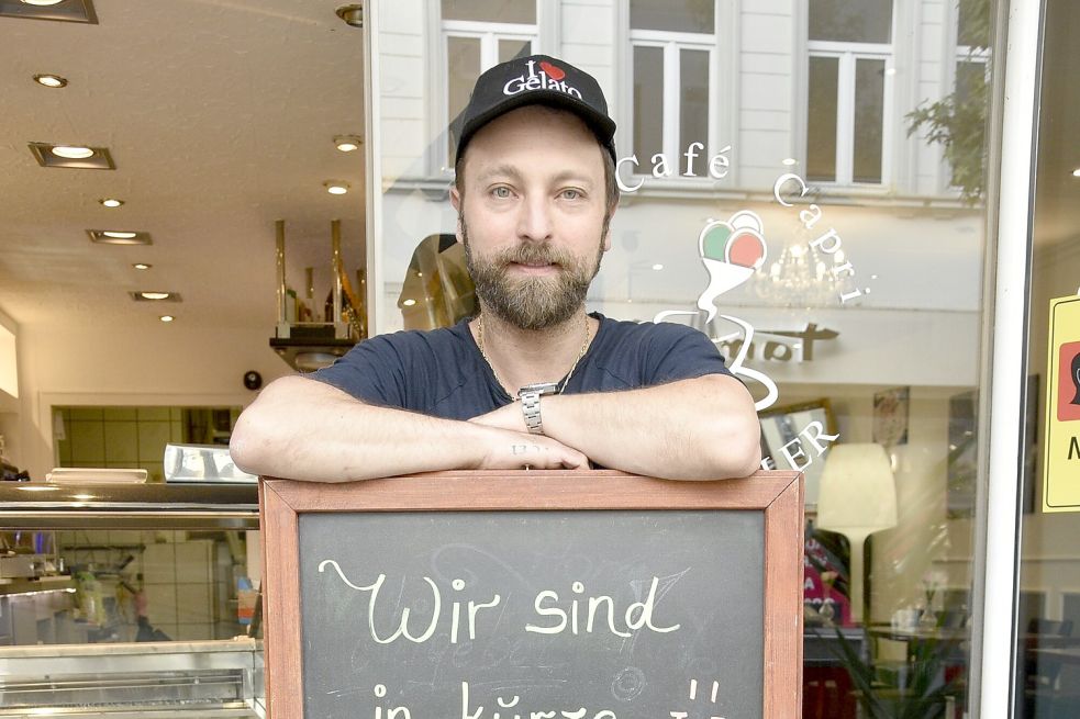 Antonio Forchione, Geschäftsführer des Eiscafés Capri, hat Dank vieler Helfer das Lokal wieder einigermaßen auf Vordermann gebracht. Seit Samstag kann man dort wieder seinen Kaffee zu sich nehmen.