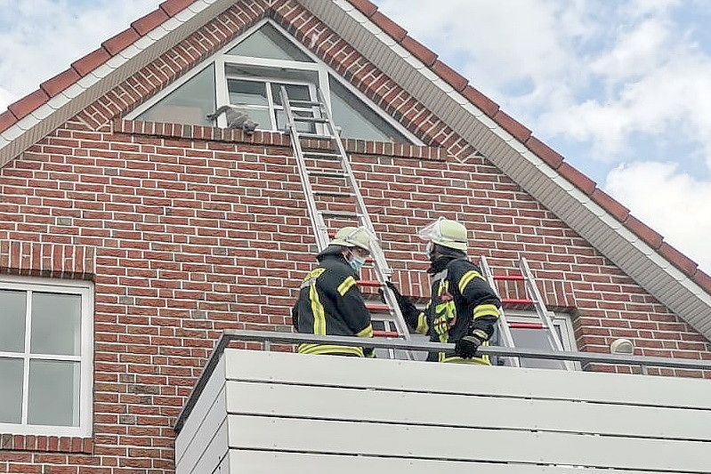 Mit einer Steckleiter gelangten vom Balkon zum Giebelfenster, in dem die Katze festsaß. Foto: Wolters