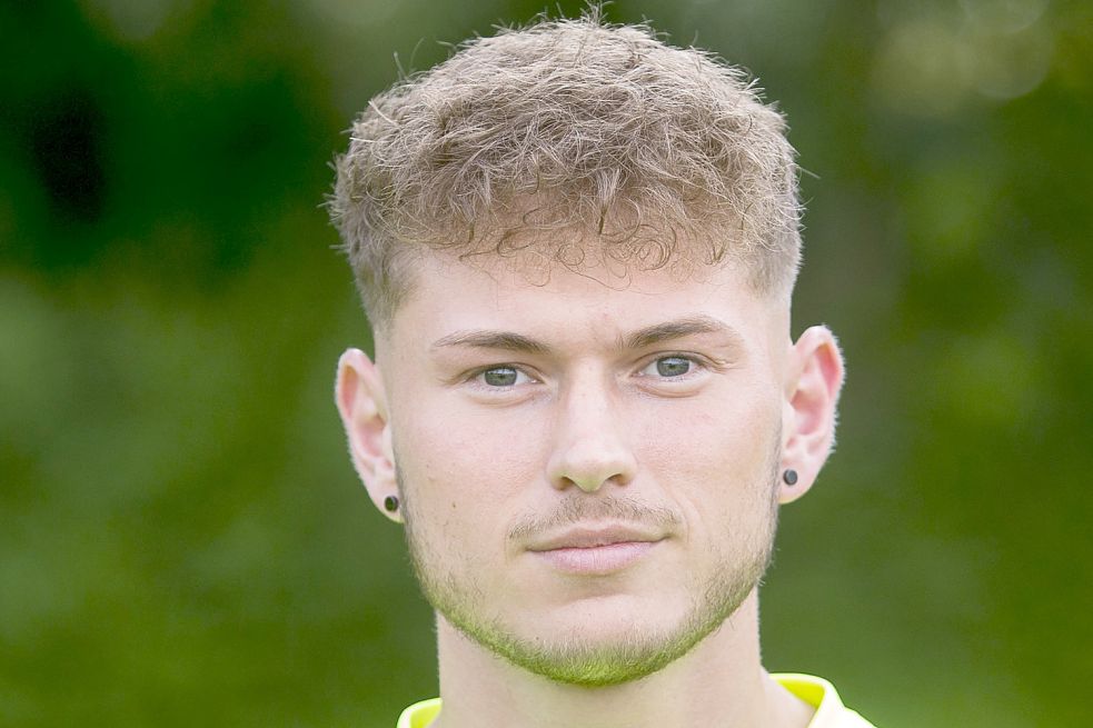 Alex Schmidt im doppelten Pech: Erst scheiterte er am Innenpfosten, dann musste er verletzt raus. Foto: Doden