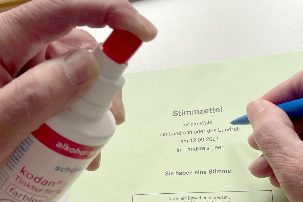 An den Wahltagen im September wird in den Wahllokalen der Gemeinden jede Menge Desinfektionsspray zum Einsatz kommen. Foto: Janßen