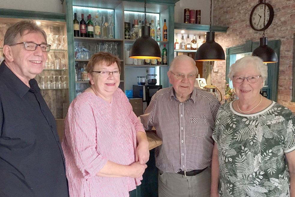 Zwei Generationen aus 100 Jahren Gasthaus „Zum Grünen Jäger“: Johann (von links) und Renate Lüning sowie Georg und Antje Lüning. Foto: Schneider-Berents