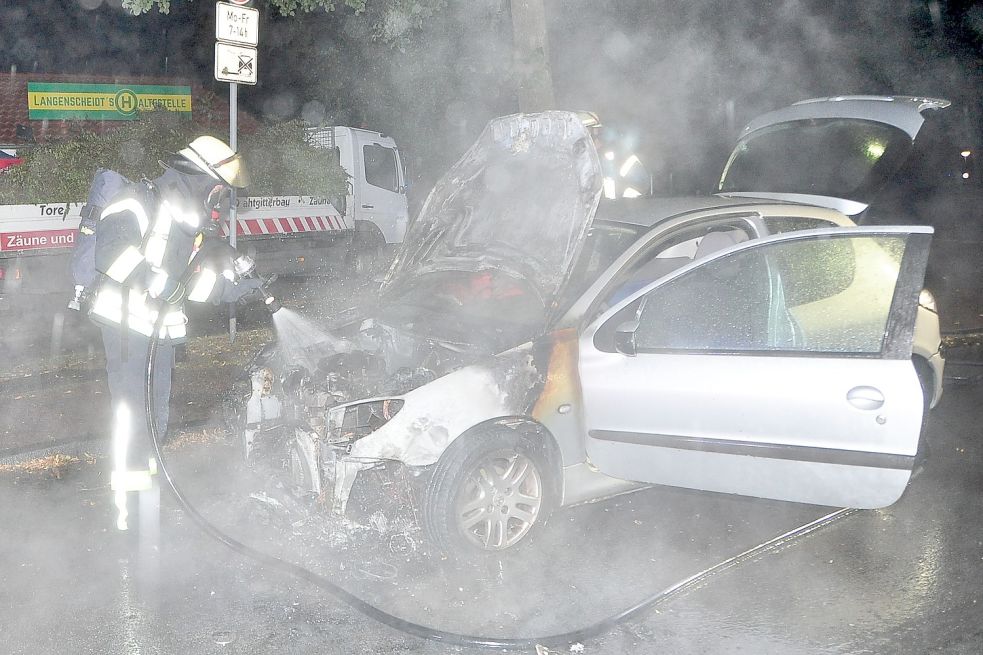 In Leer musste die Feuerwehr ein Auto löschen. Foto: Wolters