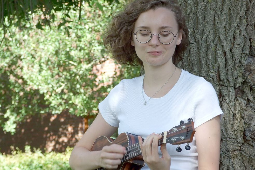 Eleanor B Rigby nennt sich die junge Musikerin aus Westoverledingen, die in der Region schon einige erfolgreiche Konzerte gegeben hat. Foto: Scherzer