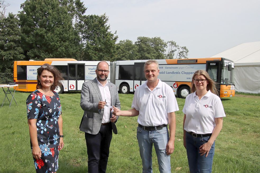 Seit Montag ist der Impfbus im Landkreis unterwegs. Marion (von rechts) und Dieter Müller vom Garreler Unternehmen Müller vermieten den Gelenkbus für zwei Monate an den Landkreis Cloppenburg. Landrat Johann Wimberg sowie Landkreis-Mitarbeiterin Annette Ostermann nahmen den Schlüssel entgegen. Foto: Landkreis Cloppenburg