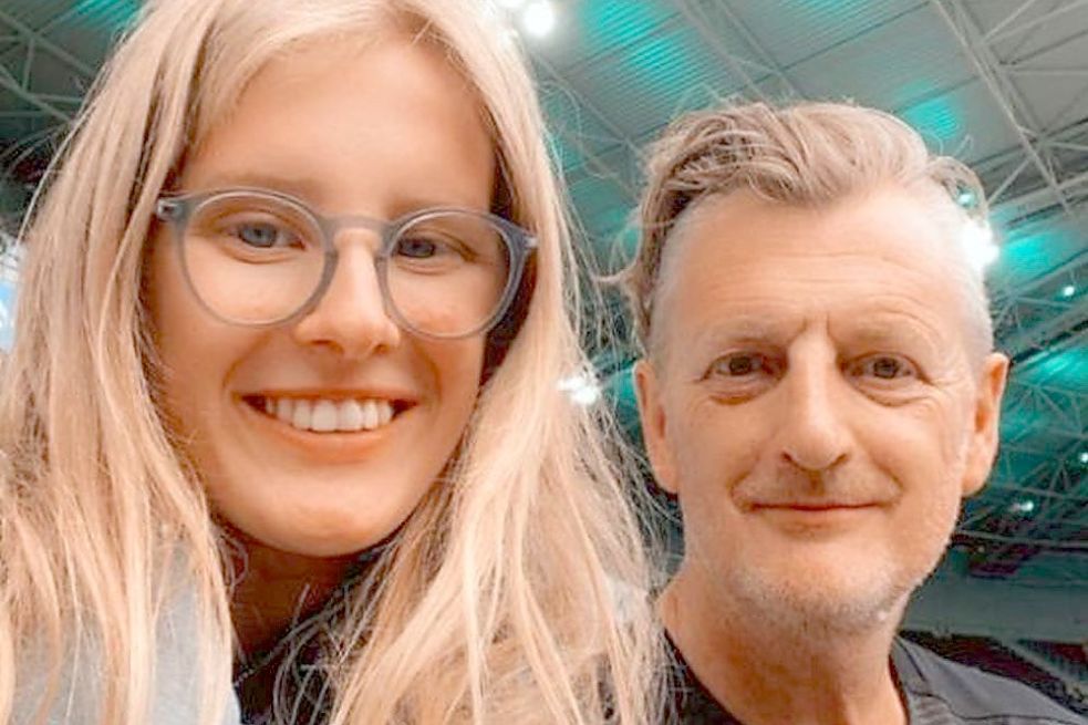 Gut gelaunt verfolgte Ostrhauderfehns Trainer Jörg Romanowski gemeinsam mit seiner Tochter Jill das Bundesliga-Auftaktspiel in Gladbach. Foto: Privat