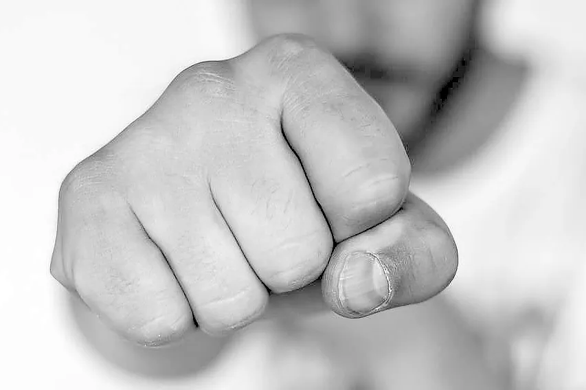 Das Opfer wurde bei dem Angriff verletzt. Symbolfoto: Archiv