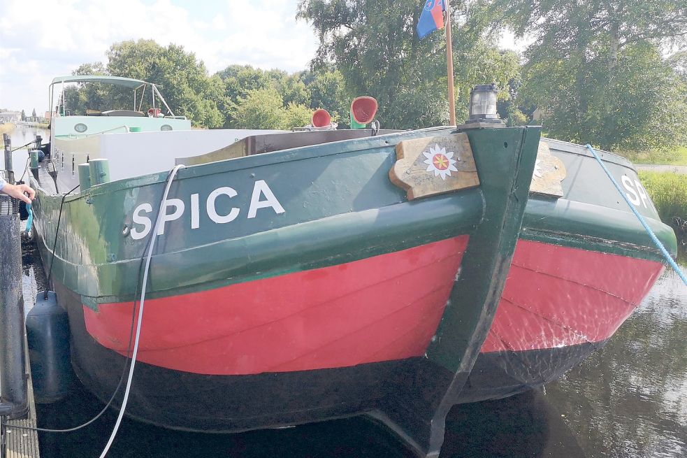 Das historische Flachbodenschiff liegt in seinem Heimathafen in Ostrhauderfehn.