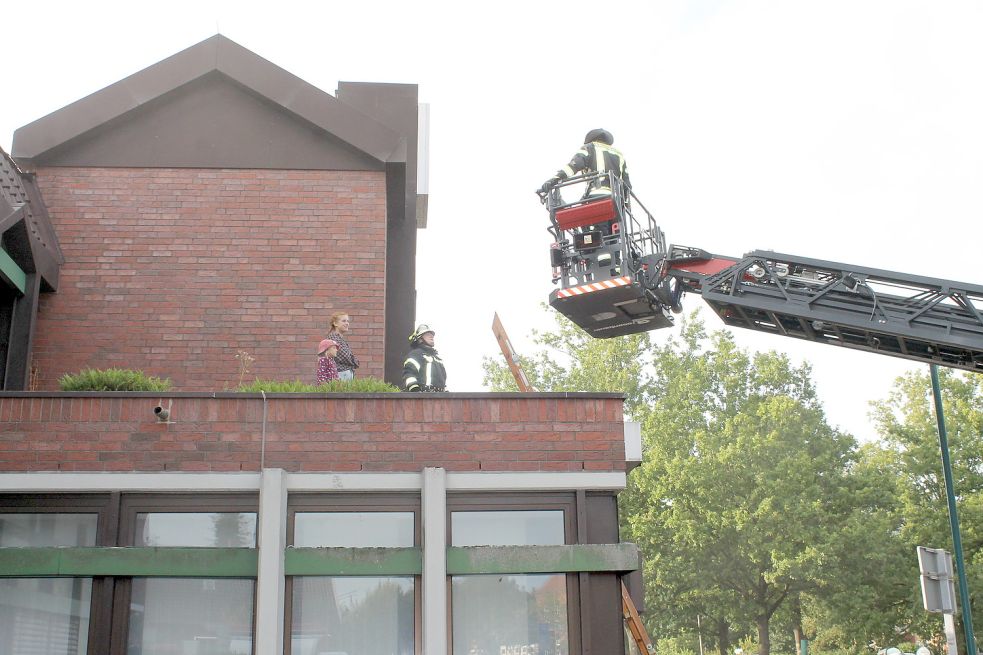 Mit der Drehleiter wurden Personen aus dem Gebäude geholt. Fotos: Feuerwehr