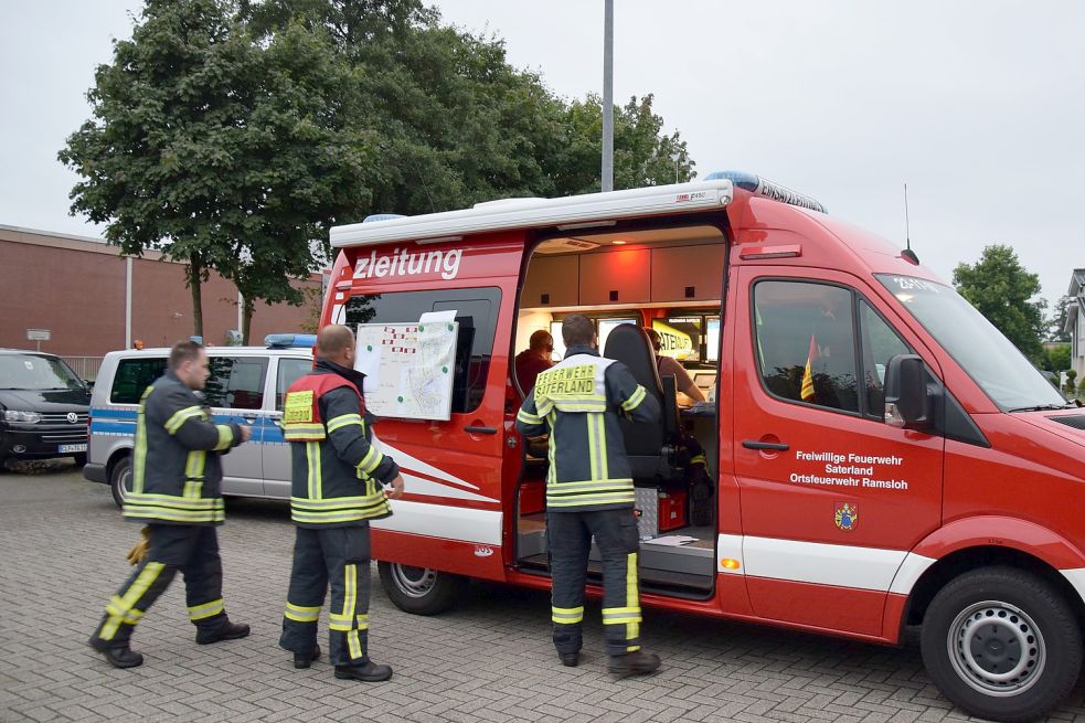 Nach einer kurzen Lagebesprechung machten sich alle Kameraden auf die Suche nach der vermissten Person. Foto: Giehl/Feuerwehr