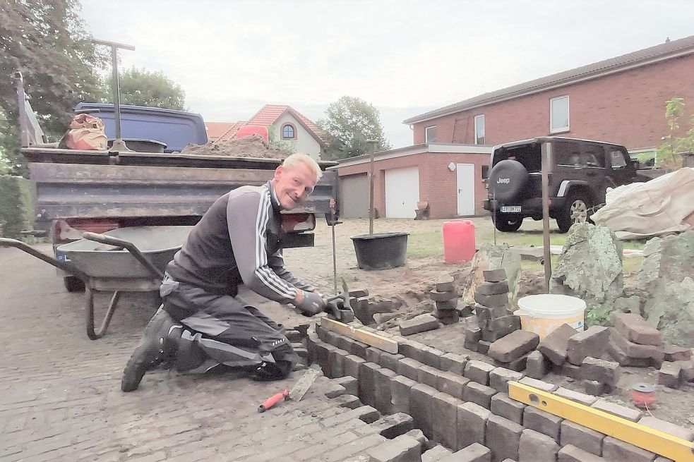 Der Handwerker Dieter Graalmann war in dieser Woche dabei, den neuen Schutz für den Zaun aus Walkinnladen in der Roelof-Gerritz-Meyer-Straße zu bauen. Fotos: Giardina