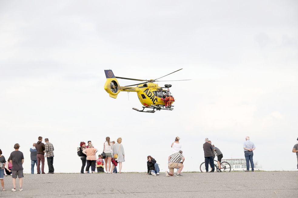 Unter den Augen von Schaulustigen wurde der Verletzte aus dem Watt geholt. Fotos: Kiefer