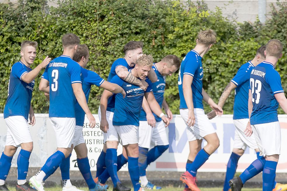 Thilko Boekhoff (Mitte) holt sich nach dem zweiten Treffer für BW Borssum den verdienten Lohn seiner Mitspieler ab. Fotos: Doden