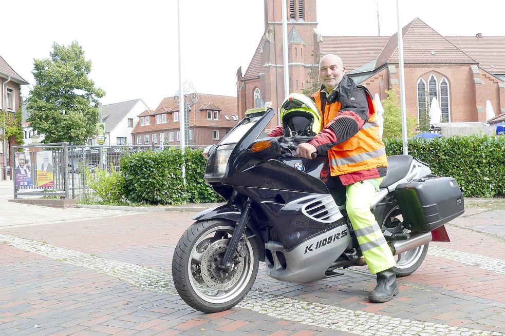 „Moped“-Fahrer: Wenn er wollte, könnte Hans-Jürgen Kramer mit seiner BMW über 200 km/h schnell fahren. Er cruist jedoch lieber mit den Motorrad-Roller-Freunden gemütlich übers Land. Foto: Stix