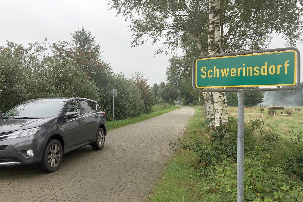 Schwerinsdorf ist die kleinste Mitgliedsgemeinde der Samtgemeinde Hesel. Sie hat nur 685 Einwohnerinnen und Einwohner. Das Steueraufkommen reicht kaum für die Pflichtaufgaben. Dazu gehört die Instandhaltung der kommunalen Straßen. Foto: Schneider-Berents