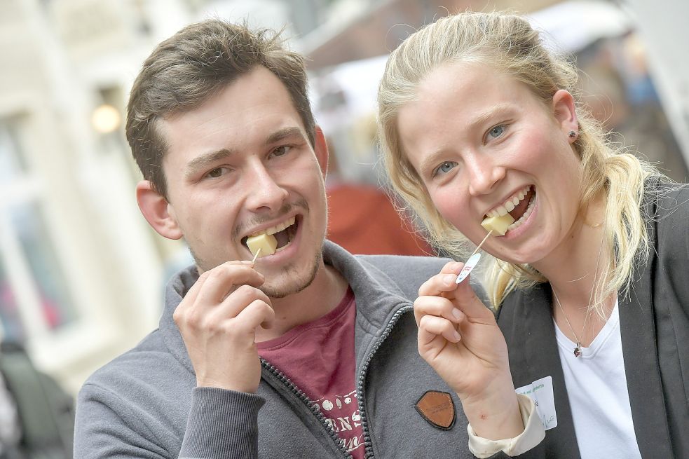 Jörn Ahlers und Julia Duin ließen sich an einem Stand Käse schmecken. Foto: Ortgies