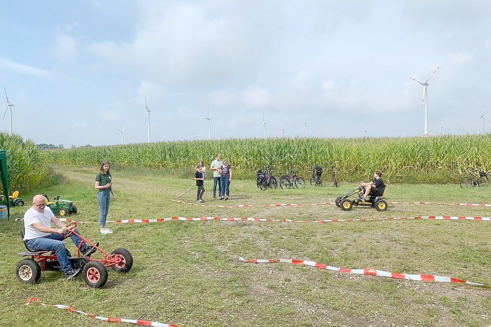 Mit dem Kettcar sausten die Teilnehmer durch den Windpark. Fotos: privat