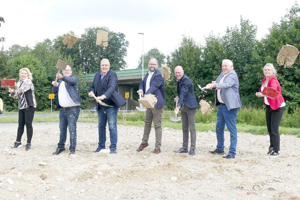 Hoch die Schaufeln: Mit dem symbolischen Spatenstich läuteten (von links) Bauherrin Ingrid Berghaus, Bauunternehmer Stephan Tönjes, Bauherr Robert Berghaus, Landrat Johann Wimberg, Kreisrat Neidhard Varnhorn, Kreisrat Ludger Frische und Amtsleiterin Sabine Uchtmann den Bau für das neue Servicecenter des Landkreises ein. Foto: Stix