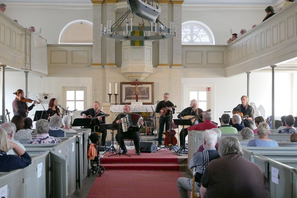 In der Hoffnungskirche präsentierten die sieben Musiker ihr Neustart-Konzertprojekt rund 130 Zuhörern. Foto: Kruse