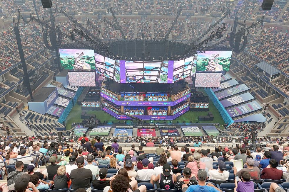 Im Juli 2019 verfolgten Fans den „Fortnite World Cup“ im Arthur Ashe Tennisstadion in New York, Millionen andere sind in Livestreams dabei. Bei dem Weltcup kämpften knapp 200 junge Menschen um Preisgelder von 30 Millionen Dollar. Foto: Benedikt Wenck/dpa